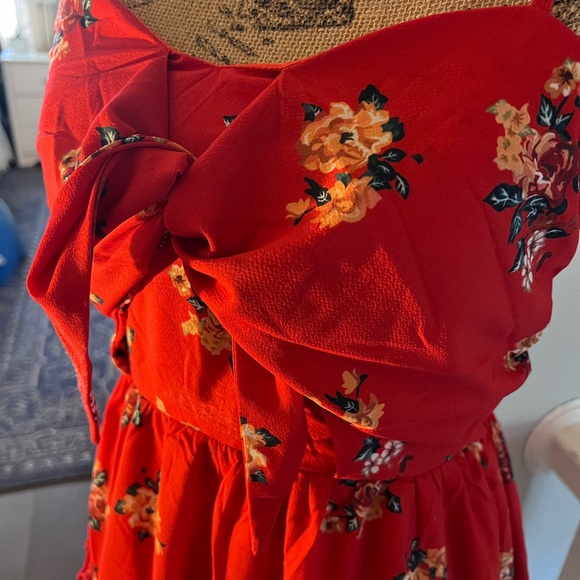 Beautiful red floral dress. Adjustable straps, tie in front, w/ a lining  dress - Picture 5 of 5